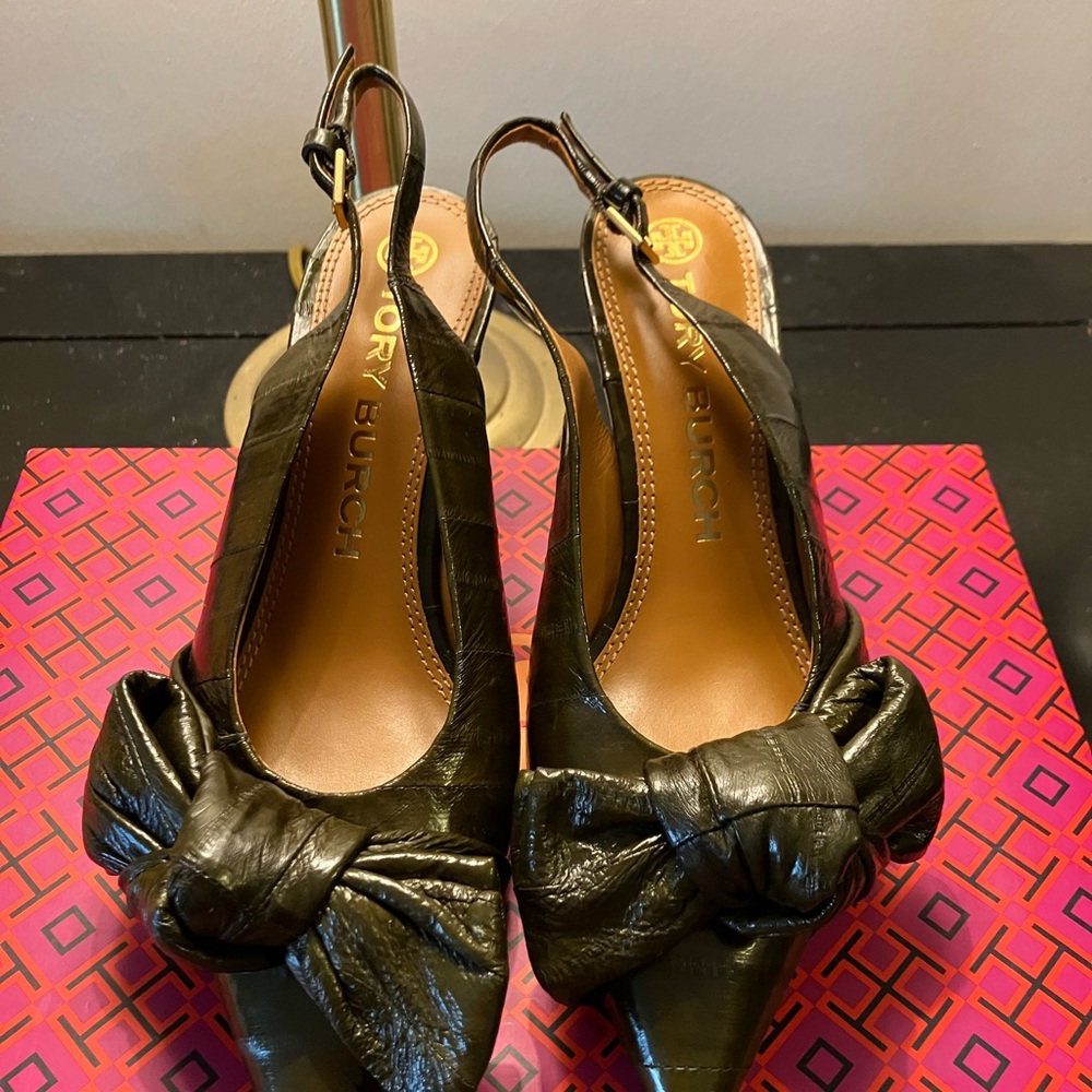 TORY BURCH  -70MM SLINGBACK BOW PUMP-EEL LEATHER- SIZE 7
OLIVE